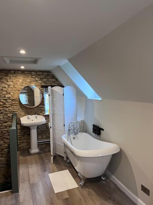 Quaint Cotswold Cottage Chipping Norton Exterior photo